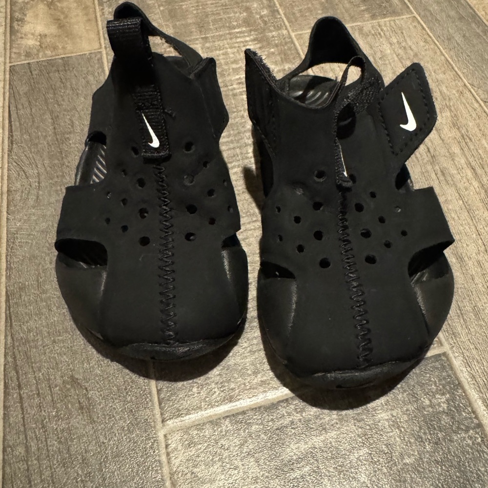 Nike Kids Black Water-Ready Sandals with Hook-and-Loop Strap